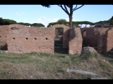 00613 ostia - regio v - insula xii - tabernae der horrea (v,xii,2) - bli von sueden - tabernae ii und iii - durchgang zu decumanus maximus - 09-2022.jpg